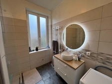 APPARTEMENT F5 DANS PETIT IMMEUBLE BOURGEOIS. 