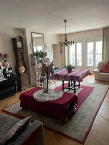 APPARTEMENT BOURGEOIS AVEC VUE DIRECT SUR LE CHATEAU !!!