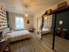 APPARTEMENT F5 DANS PETIT IMMEUBLE BOURGEOIS. 