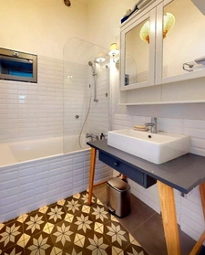 APPARTEMENT  F7 DANS TRES BEL IMMEUBLE BOURGEOIS !!!