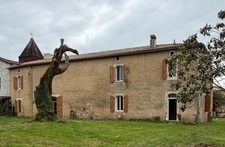 La Tâche. Propriété de 361 m² sur une parcelle de 2 ha