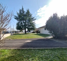 Touvre. Maison d'habitation 161 m² plain pied sur sous-sol semi enterré (studio) avec jardin 