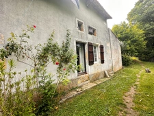 Propriété comprenant 2 maisons avec granges sur 4 ha 