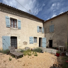 Vouzan. Maison 159 m² avec garages et dépendances 