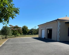 Voeuil et Giget. Maison 233 m² avec garage, piscine et jardin 