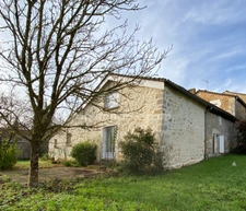 Bunzac - Maison en pierre de 121 m² avec dépendances et jardin 