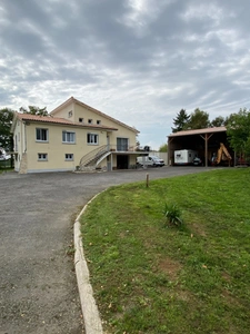 Cellefrouin. Maison 148 m² avec jardin et carport 