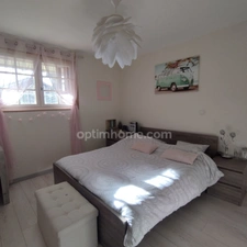 Touvre. Maison d'habitation 161 m² plain pied sur sous-sol semi enterré (studio) avec jardin 