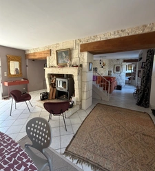 Charras. Maison en pierre de 198 m² avec gîte de 70 m² à terminer 