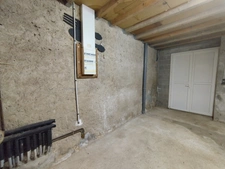 Charente. LA TACHE. Maison 81 m² environs, cour, jardin et grange.