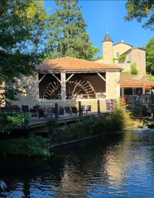 En Charente, à 5mn de Ruffec. Fonds de commerce - bar - terrasse - restaurant avec appartement 