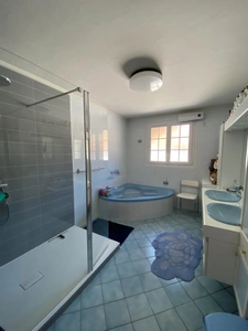 Torsac. Maison d'habitation 239 m² avec 2 logements locatifs meublés 