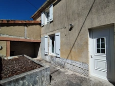 Charente. LA TACHE. Maison 81 m² environs, cour, jardin et grange.