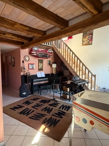 Charras. Maison en pierre de 198 m² avec gîte de 70 m² à terminer 