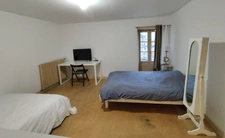 Chazelles. Maison de caractère de 223 m², 5 chambres, cour et grange