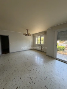 Magnac sur Touvre. Maison 84 m² sur sol sol semi enterré avec jardin 