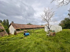 Propriété comprenant 2 maisons avec granges sur 4 ha 