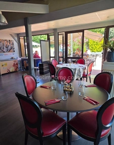 En Charente, à 5mn de Ruffec. Fonds de commerce - bar - terrasse - restaurant avec appartement 