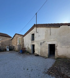 Agris. Maison à réhabiliter de 127 m² sur parcelle de 2255 m²