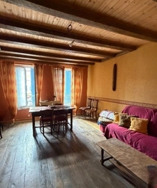La Rochefoucauld. Immeuble avec magasin et appartement 