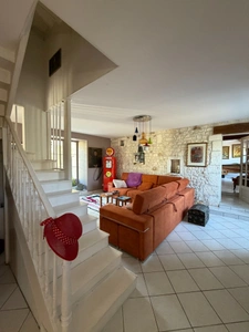 Charras. Maison en pierre de 198 m² avec gîte de 70 m² à terminer 