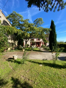 Pranzac. Maison 200 m² avec granges et jardin 
