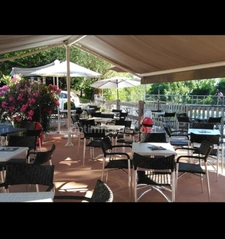 En Charente, à 5mn de Ruffec. Fonds de commerce - bar - terrasse - restaurant avec appartement 