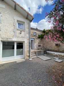 Mornac. Maison 108 m² avec terrasse et parking 