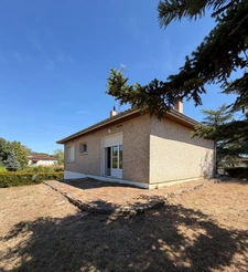 Magnac sur Touvre. Maison 84 m² sur sol sol semi enterré avec jardin 