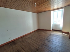 Charente. LA TACHE. Maison 81 m² environs, cour, jardin et grange.