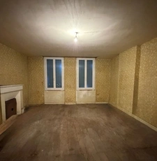 La Rochefoucauld. Immeuble avec magasin et appartement 