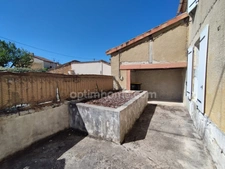 Charente. LA TACHE. Maison 81 m² environs, cour, jardin et grange.