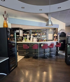 En Charente, à 5mn de Ruffec. Fonds de commerce - bar - terrasse - restaurant avec appartement 