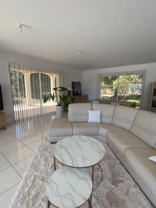 Voeuil et Giget. Maison 233 m² avec garage, piscine et jardin 