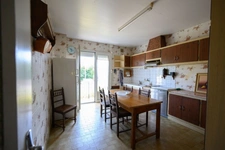 Ruelle sur Touvre. Maison 179 m² avec 3 garages sur parcelle de 2039 m². 