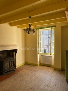 Belle maison en pierres, au coeur du village de Villebois-Lavalette