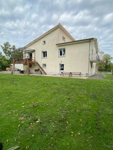 Cellefrouin. Maison 148 m² avec jardin et carport 