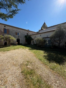 La Tâche. Propriété de 361 m² sur une parcelle de 2 ha