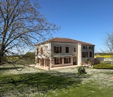 Brie. Maison en pierre de 200 m² sur une parcelle de 3392 m² 