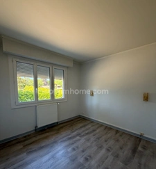 Magnac sur Touvre. Maison 84 m² sur sol sol semi enterré avec jardin 