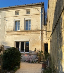 Ruelle sur Touvre. Maison 143 m² avec dépendance en pierre et garage 