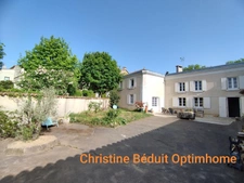 Chazelles. Maison de caractère de 223 m², 5 chambres, cour et grange