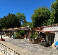 Torsac. Maison d'habitation 239 m² avec 2 logements locatifs meublés 