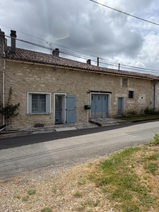 Vouzan. Maison 159 m² avec garages et dépendances 