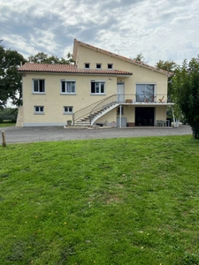 Cellefrouin. Maison 148 m² avec jardin et carport 