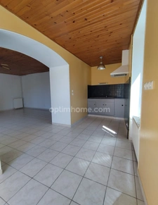 Charente. LA TACHE. Maison 81 m² environs, cour, jardin et grange.