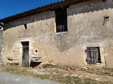 Charente. LA TACHE. Maison 81 m² environs, cour, jardin et grange.