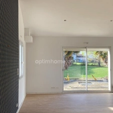 Champniers. Maison d'habitation 134 m² avec double garage et jardin 
