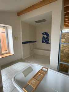 La Tâche. Propriété de 361 m² sur une parcelle de 2 ha