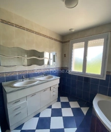 Champniers. Maison d'habitation 134 m² avec double garage et jardin 